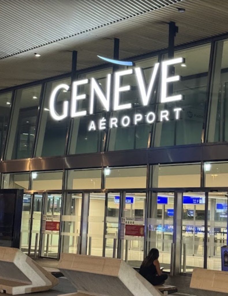 Aéroport de Genève la nuit