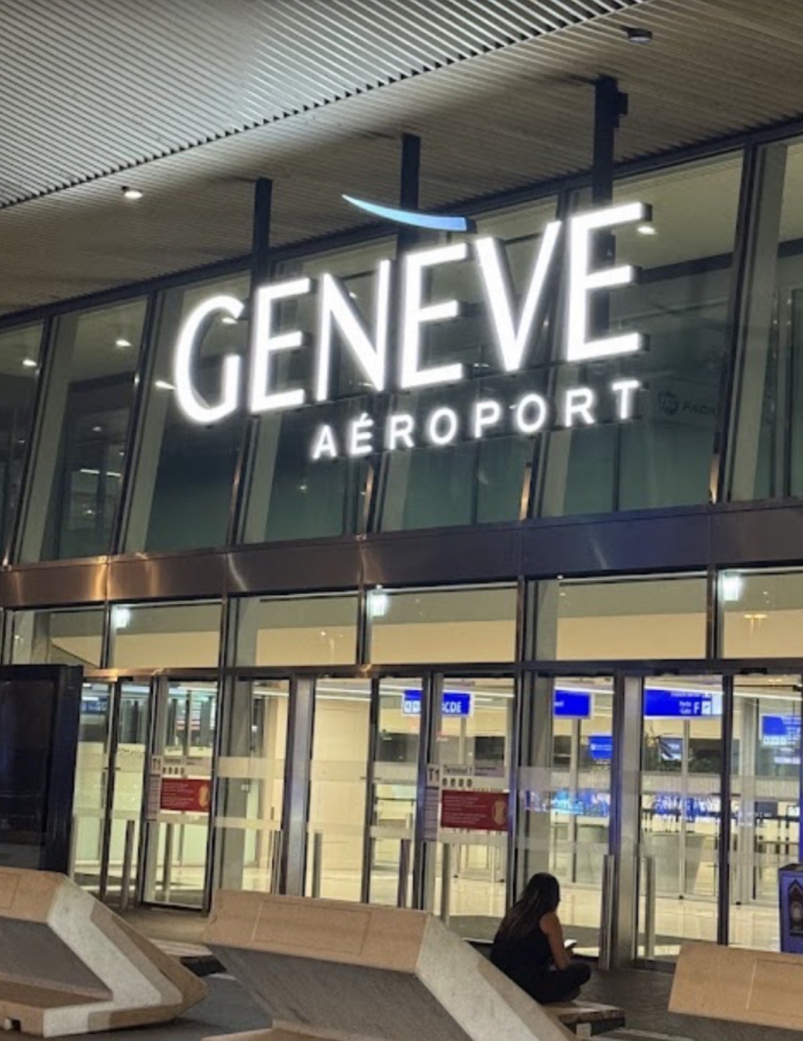Aéroport de Genève la nuitAéroport de Genève la nuit