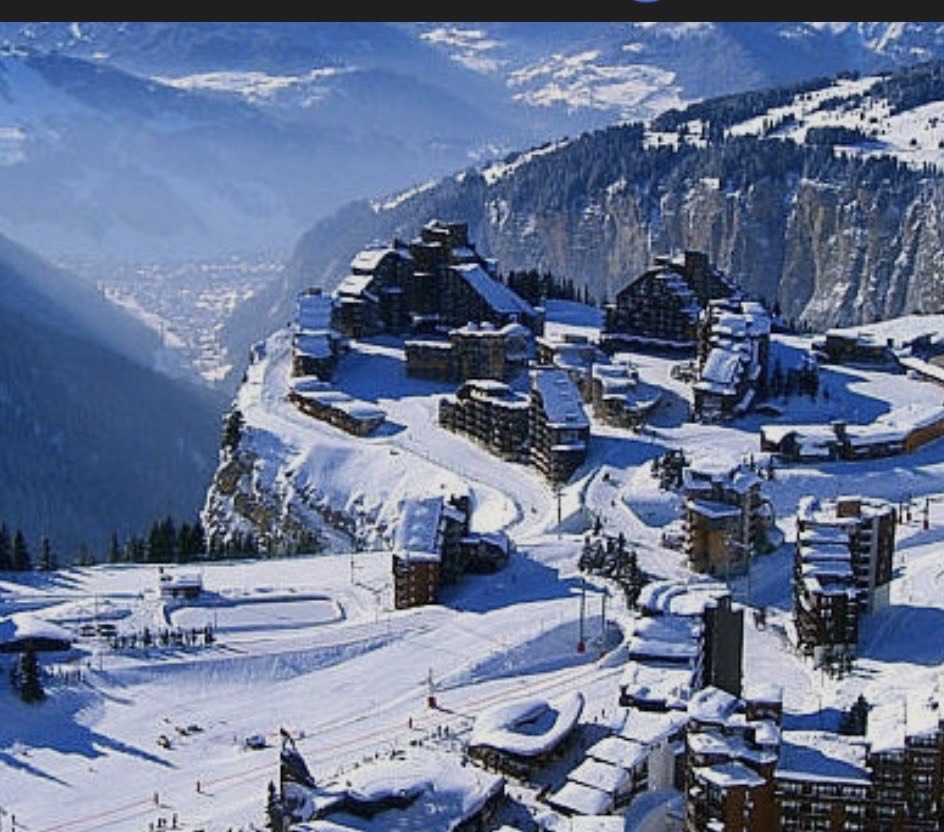 Station de ski enneigée en altitude