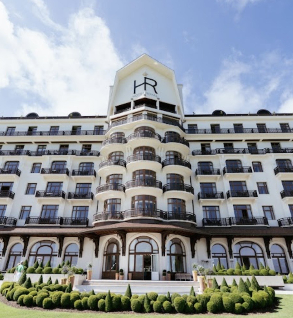 Hôtel élégant avec balcons verdoyants