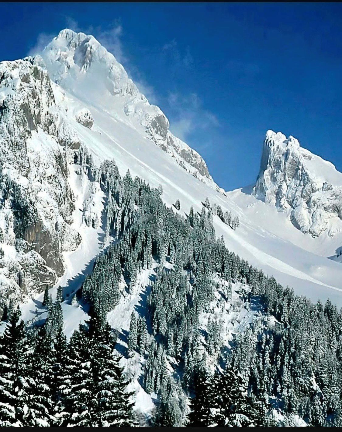 Montagnes enneigées sous le ciel